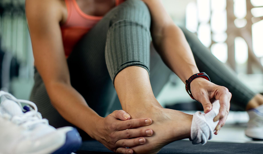 Entorse de Chopart : comment reconnaître cette blessure souvent confondue avec une entorse classique du pied ?