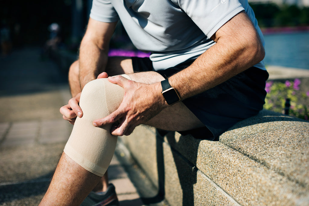 Douleurs articulaires au genou : quels traitements possibles ?