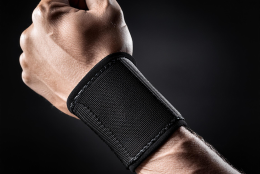 Straps poignets vs. gants de musculation : quel est le meilleur choix ?